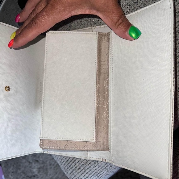 Micheal kors large wallet !! - Picture 5 of 10